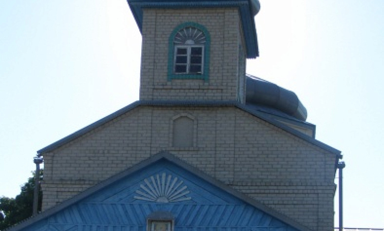 Верующие меняют облик православной церкви в деревне Мокрово.