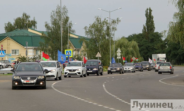 ФОТОФАКТ: В Лунинце прошел автопробег в поддержку мира и спокойствия в Беларуси