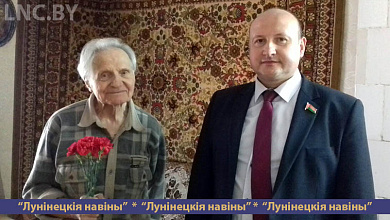 Анатолий Насеня поздравил ветерана с наступающим праздником