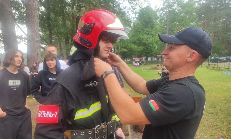 Спасатели Лунинца учат детей безопасности на водоемах и с огнем