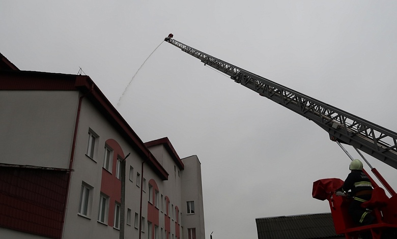 Упали обломки беспилотника! В Лунинце спасатели отработали действия по ликвидации чрезвычайных ситуаций