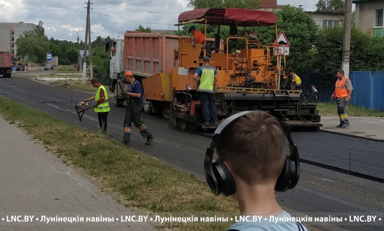 Фотофакт: укладка асфальта по улице Молодёжная в Микашевичах