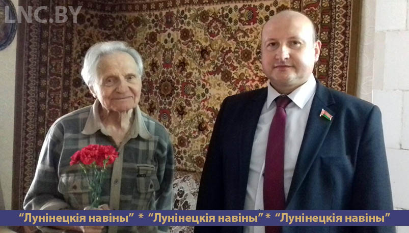 Photo of Анатолий Насеня поздравил ветерана с наступающим праздником