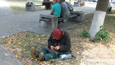 Photo of В привокзальном сквере живет «бездомная» старушка…
