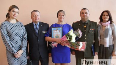 Photo of Мамам троих военнослужащих Лунинетчины вручили Благодарственные письма