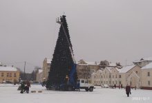 Photo of Фотофакт: в Лунинце завершают установку главной новогодней ёлки района