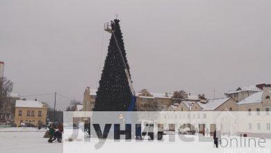 Photo of Фотофакт: в Лунинце завершают установку главной новогодней ёлки района