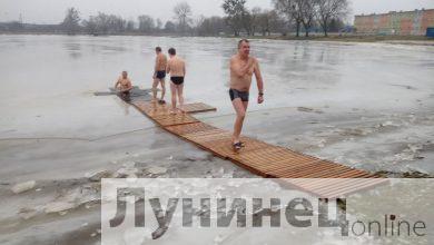 Photo of Фоторепортаж: крещенские купания прошли в Микашевичах (Лунинецкий район)